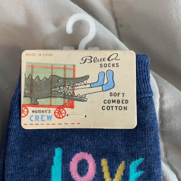 Love who you Love socks Blue Q bundle of 4 pairs Women’s Crew NWT NEW GIFT IDEAS - Picture 2 of 9